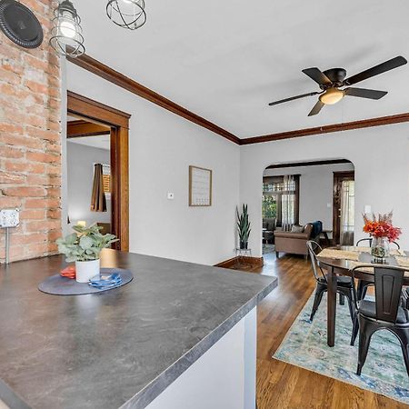 Beautifully Remodeled Duplex Apt In West Blvd Cleveland Exterior photo