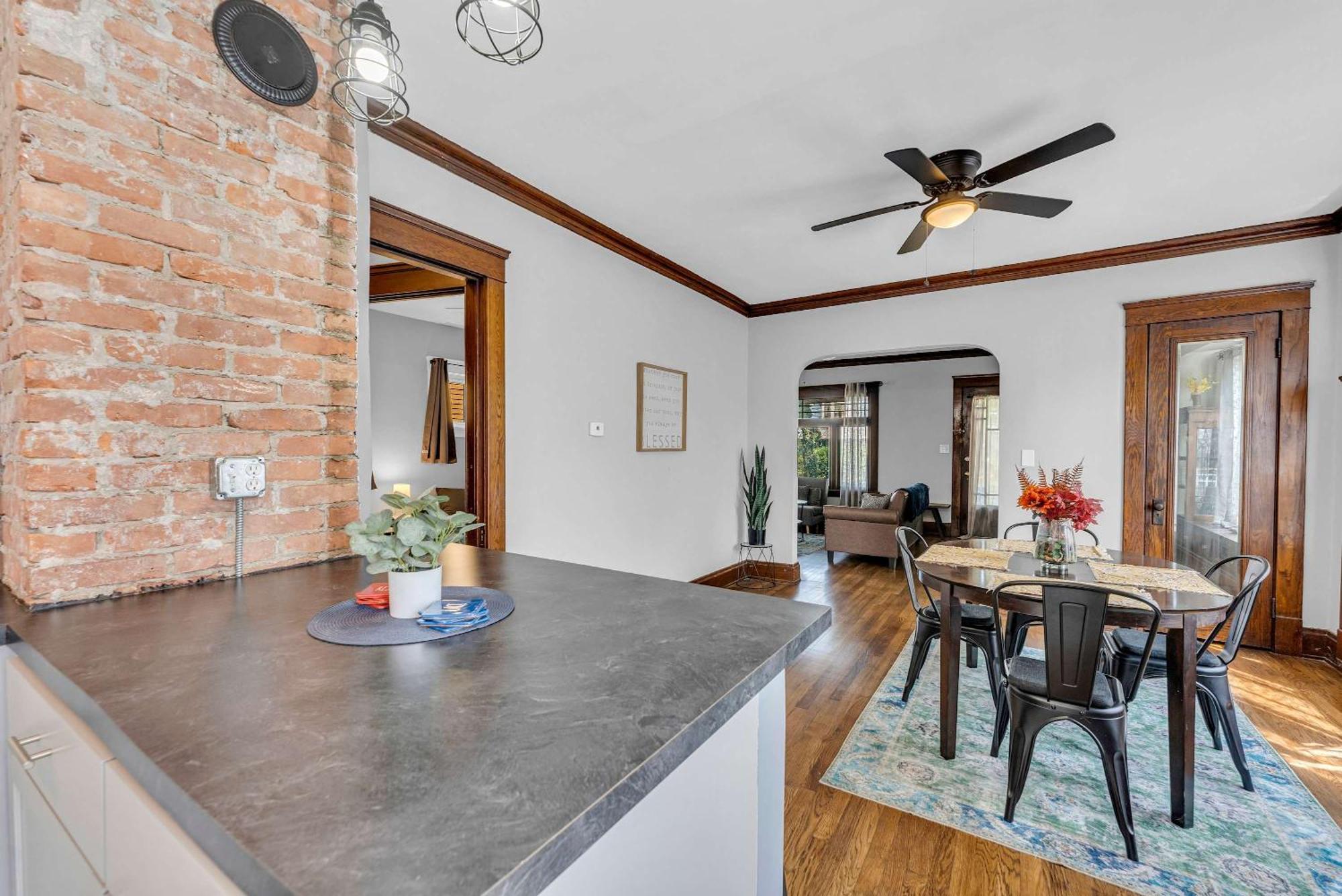 Beautifully Remodeled Duplex Apt In West Blvd Cleveland Exterior photo