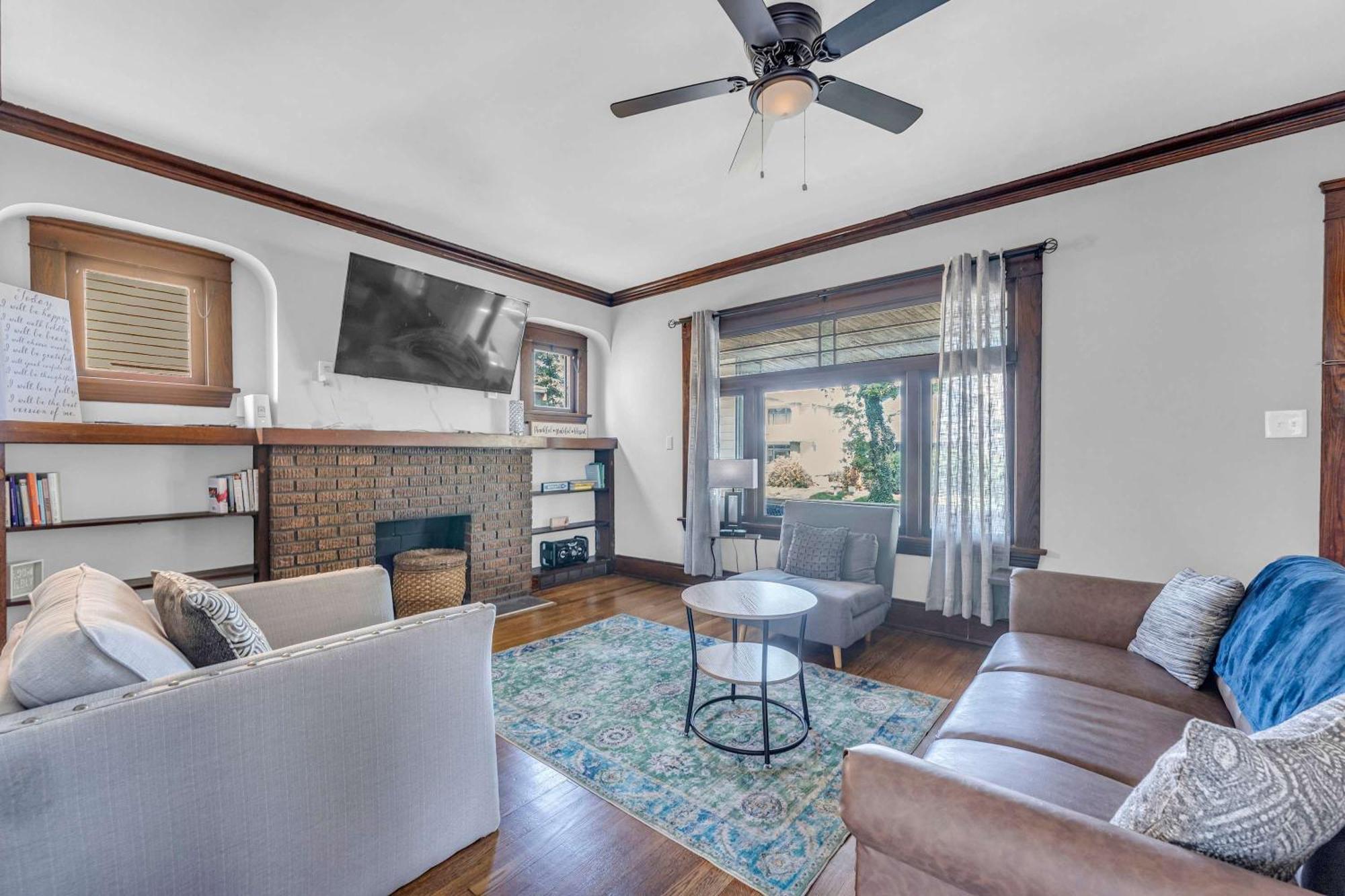Beautifully Remodeled Duplex Apt In West Blvd Cleveland Exterior photo